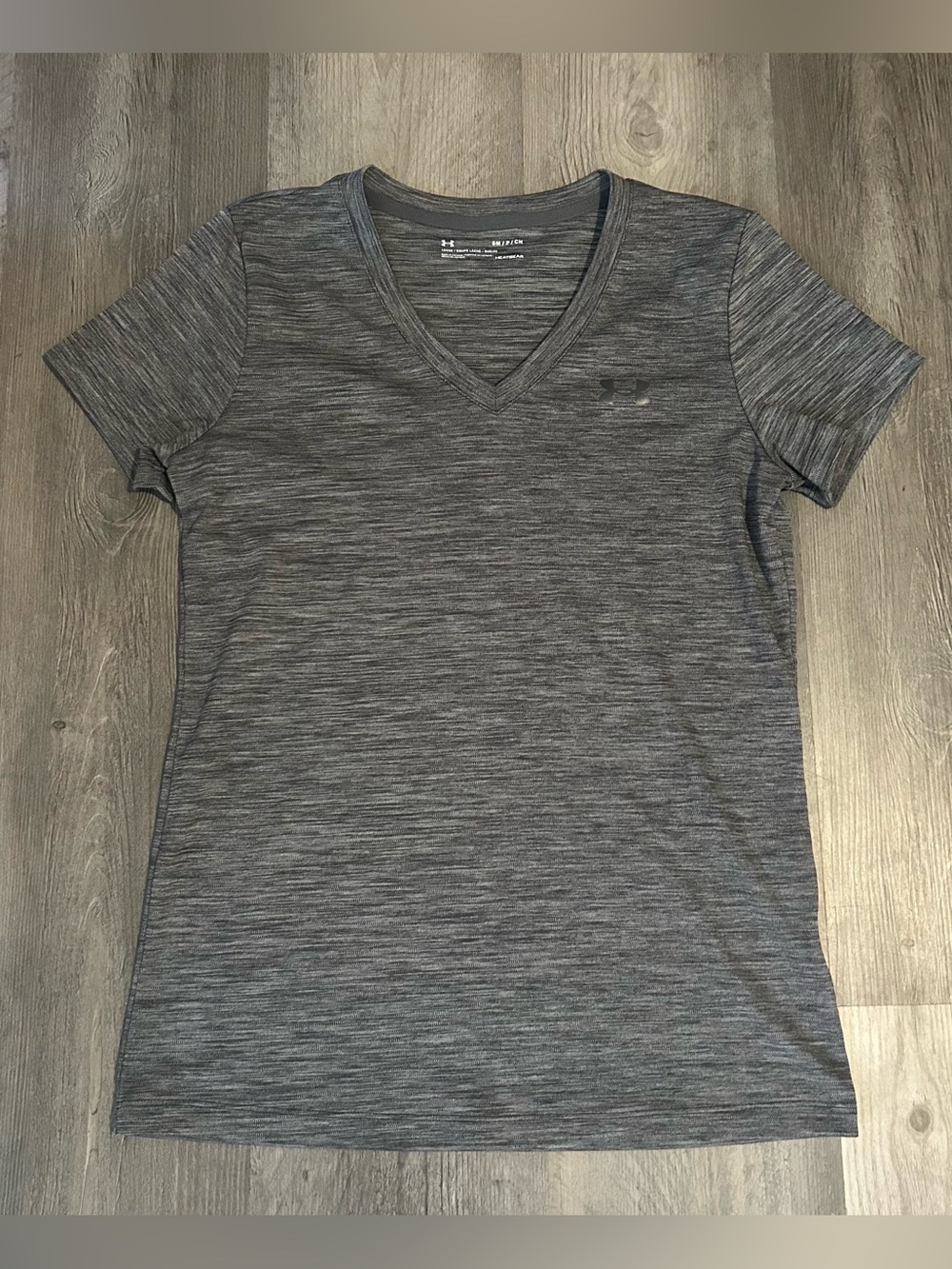 Small Loose Fit Under Armour Gray Heatgear V Neck Short Sleeve Shirt